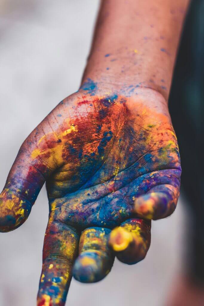 Main pleine de peinture