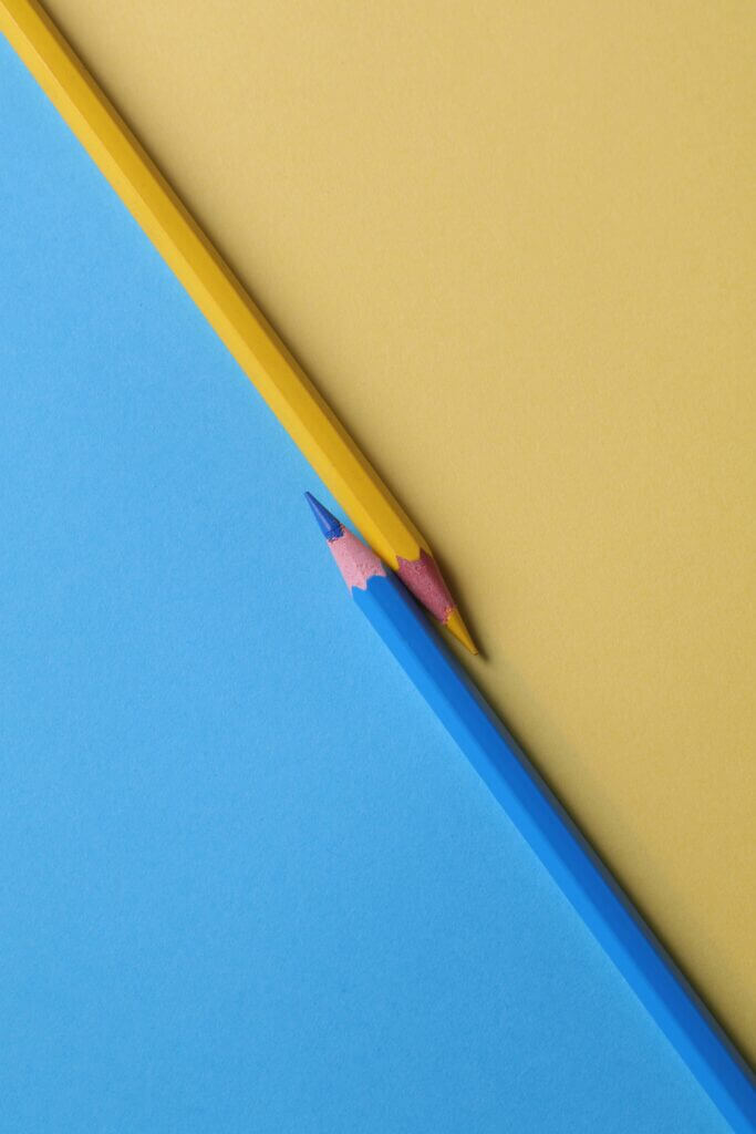 Photo de crayon bleu et de crayon jaune