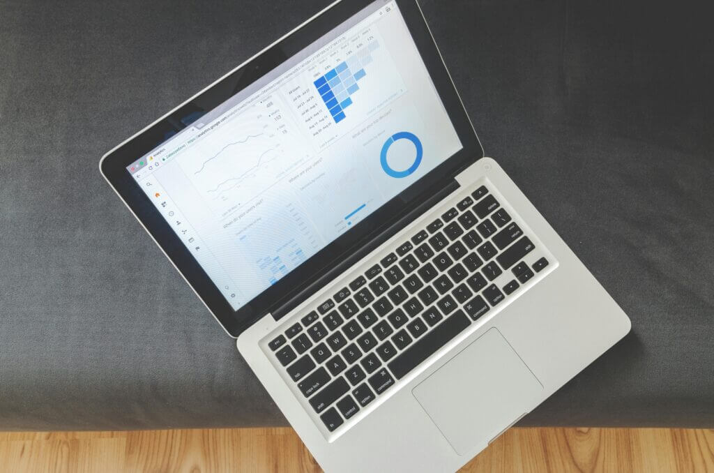 photo d'un ordinateur travaillant sur le seo
